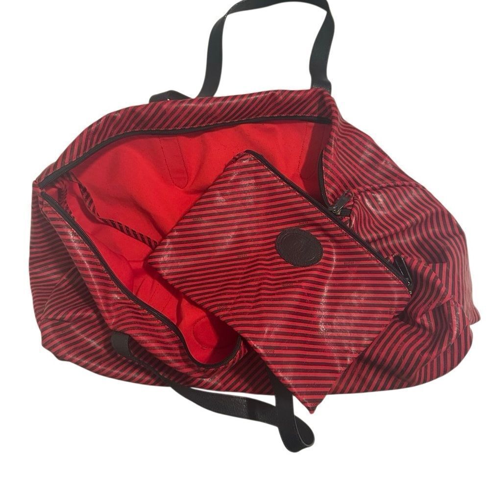 Gucci Black and Red Interior Detail - Picture 5 of 8